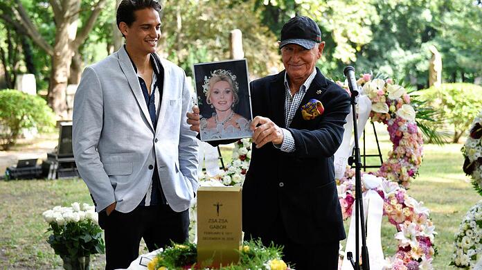 Frederic von Anhalt posiert mit Urne und Porträt von seiner verstorbenen Ehefrau Zsa Zsa Gabor. Daneben: der zukünftige Adoptiv-Sohn Kevin.
