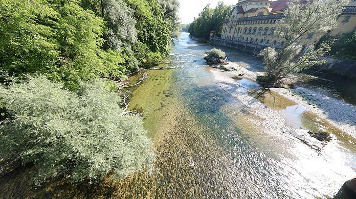 Nur wenig Wasser fließt am Montag an der Isar.