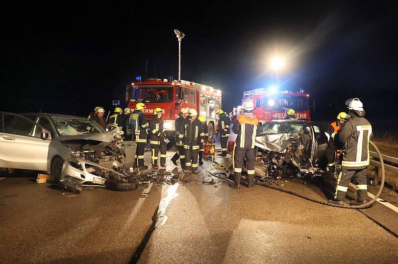 Bei einem Frontalzusammenstoß auf der Bundestraße 12 Höhe Ramsau (Gemeinde Reichertsheim im Landkreis Mühldorf) sind zwei Menschen schwer verletzt worden.