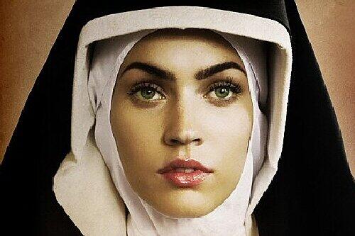 Megan Fox als Nonne