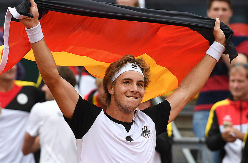 Der Deutsche Jan-Lennard Struff jubelt nach seinem Drei-Satz-Sieg über den Polen Hurkacz.