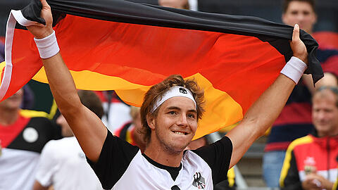 Der Deutsche Jan-Lennard Struff jubelt nach seinem Drei-Satz-Sieg über den Polen Hurkacz.