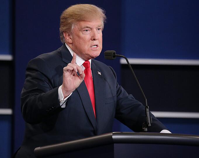 Trump ist ein Held der kleinen Leute, beliebt bei Arbeitern, die sich benachteiligt fühlen, gerade so geduldet von evangelikalen Christen und einem Teil des Establishments. Geächtet von Menschen in allen Schichten, die sich um die Sicherheit der Welt Gedanken machen.