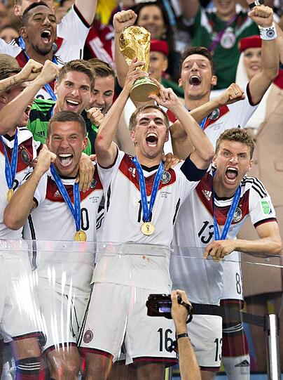 2014: Weltmeister als Kapitän der Nationalelf (1:0 n.V. im Finale gegen Argentinien). Überraschender Rücktritt nach dem Turnier in Brasilien und insgesamt 113 Länderspielen mit fünf Toren. Halbfinal-Aus mit den Bayern in der Champions League gegen Real Madrid.