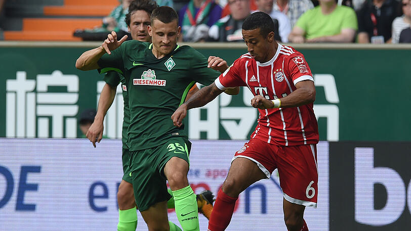 THIAGO NOTE 4
Nach Bauchmuskelfaserriss vor dreieinhalb Wochen erstmals wieder im Kader und gleich in der Startelf. Ein Zeichen von Ancelotti. Der Spanier agierte als Zehner &ndash; anstelle von Thomas Müller. Fand über Einsatz zu seinem Klein-Klein-Spiel. Meist zu umständlich.