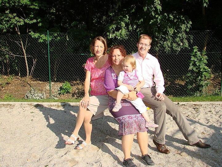 Sonja und Uwe Heller mit ihrer Tagesmama Winnie Dittberner (M.) für Luisa (2).