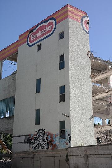 Ein eindrucksvoller Anblick: Die ehemalige Bernbacher Nudelfabrik in der Au wird dem Erdboden gleichgemacht.