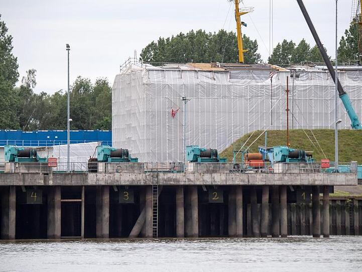 Unter Planen liegt das Segelschulschiff "Gorch Fock" in der Lürssen-Werft in Niedersachsen. Die Generalüberholung des Marinesegelschiffs war lange ein finanzielles und politisches Desaster.