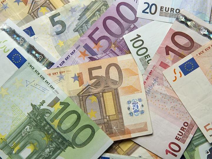 Verschiedene Euro-Banknoten. Foto: Daniel Reinhardt/dpa/Symbolbild