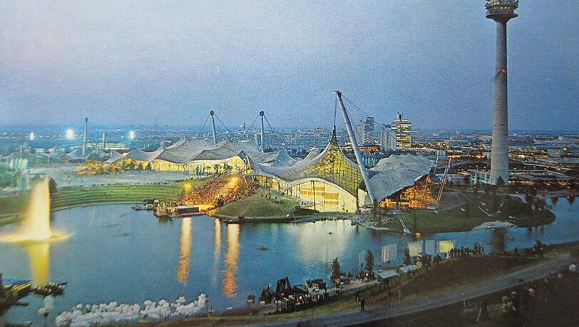 Auf dem kleinen Postkartenfoto ist die Wasserwolke im Olympiasee noch zu sehen. Heute fehlt sie leider. Auf dem kleinen Postkartenfoto ist die Wasserwolke im Olympiasee noch zu sehen. Heute fehlt sie leider.