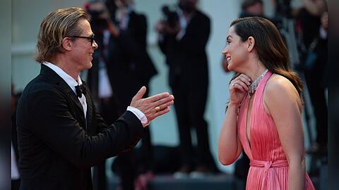 Brad Pitt und Ana de Armas auf dem roten Teppich in Venedig.
