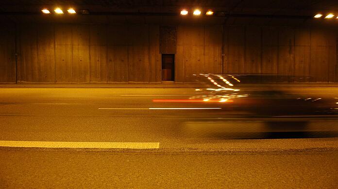 Bei der nächtlichen Verfolgungsjagd flüchtete der BMW-Fahrer durch den Richard-Strauss-Tunnel vor der Polizei. (Symbolbild)