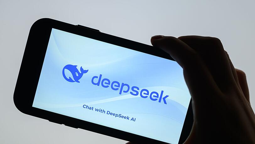 Die KI-App von DeepSeek soll wegen Verstößen gegen europäisches Recht aus den App-Stores von Apple und Google fliegen. (Archivbild)
