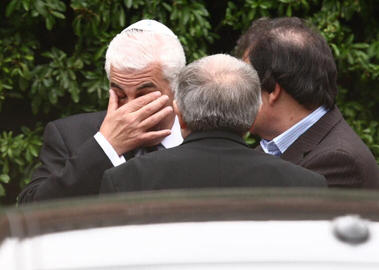 Vater Mitch Winehouse wischt sich vor dem Golders Green Krematorium die Augen.