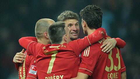 Vier gewinnt: Thomas Müller freut sich mit Arjen Robben, Franck Ribéry und Mario Gomez (v.l.). Macht aber auch Spaß zurzeit bei den Bayern. Foto: dpa