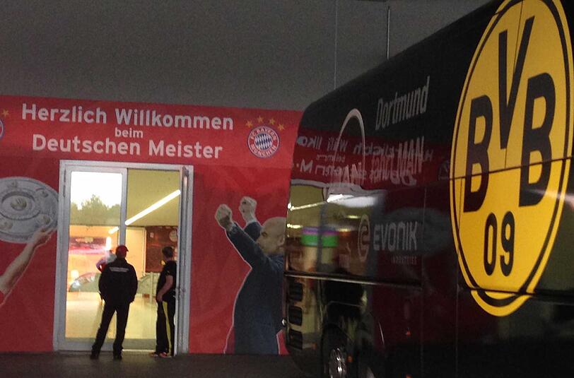 Der FC Bayern begrüßt seinen Gast aus Dortmund vor dem Spiel in der Allianz Arena.