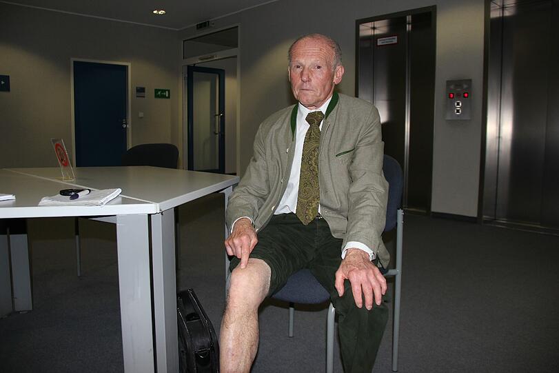 Im Flur des Landgerichts: Paul F. (76) zeigt sein lädiertes Knie.