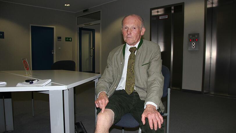 Im Flur des Landgerichts: Paul F. (76) zeigt sein lädiertes Knie. Im Flur des Landgerichts: Paul F. (76) zeigt sein lädiertes Knie.
