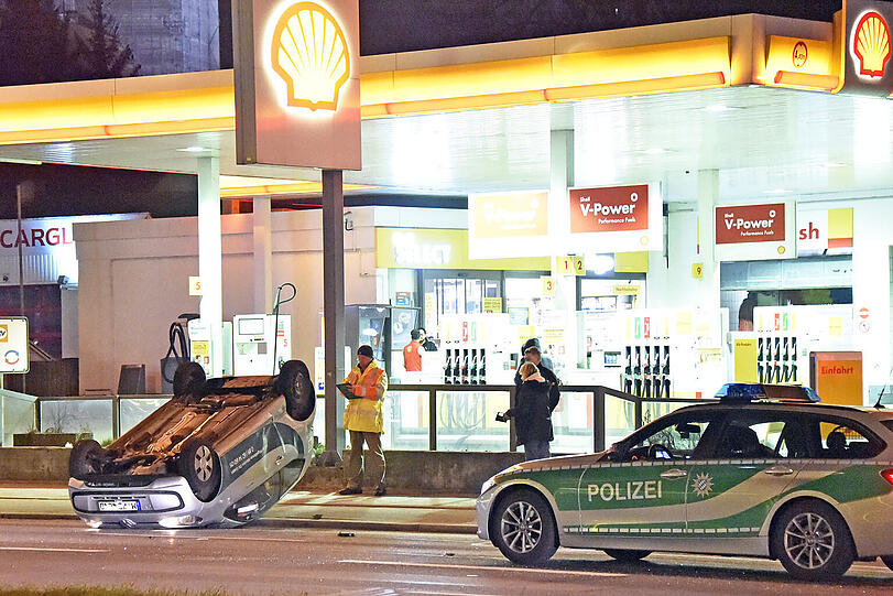 Der VW up landete auf dem Dach, die Fahrerin wurde nur leicht verletzt.