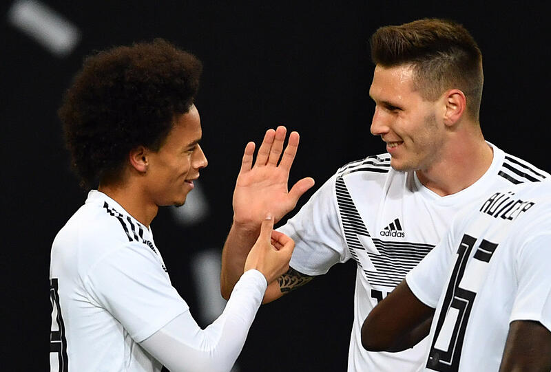 Kehren nach ihren Kreuzbandrissen zurück: Die BayernProfis Leroy Sané (l.) und Niklas Süle.