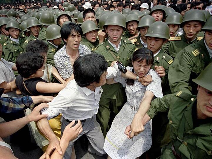Zivilisten treffen am 3. Juni 1989 auf Soldaten am Tiananmen.