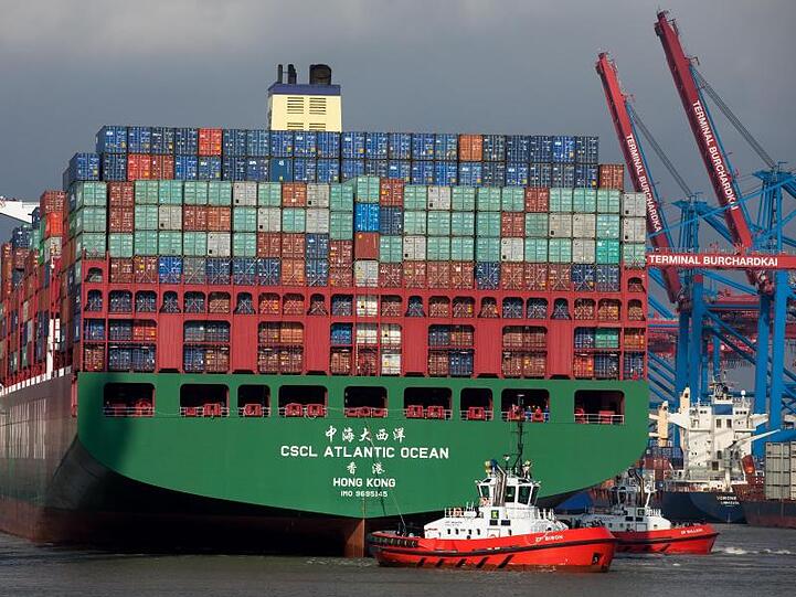 Ein chinesisches Containerschiff legt im Hafen von Hamburg an.