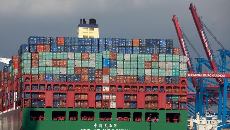 Ein chinesisches Containerschiff legt im Hafen von Hamburg an. Ein chinesisches Containerschiff legt im Hafen von Hamburg an.