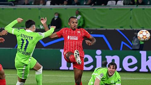 Wolfsburgs Renato Steffen (l/11) erzielt das Tor zum 1:0 gegen Sevilla.