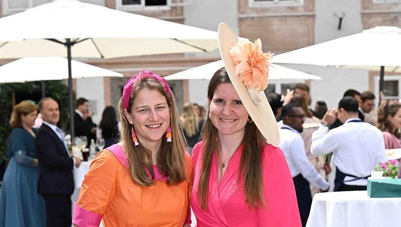 Die Schwester des Bräutigams: Prinzessin Odilia von Bayern (l.) mit ihrer Schwägerin Magdalena Prinzessin von Bayern. Die Schwester des Bräutigams: Prinzessin Odilia von Bayern (l.) mit ihrer Schwägerin Magdalena Prinzessin von Bayern.