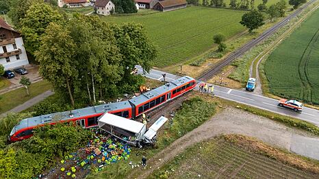 Der entstandene Schaden durch den Zusammenstoß des Lastwagens mit dem Regionalzug ist enorm.