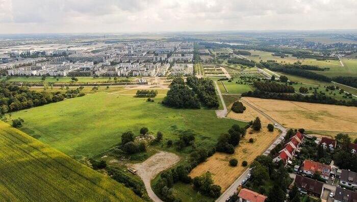 Riesen-Projekt im Stadtbezirk Trudering-Riem. Auf diesen Fl&auml;chen soll der f&uuml;nfte Bauabschnitt der Messestadt Riem entstehen. Die Drohnenaufnahme zeigt den mittleren Teil des Projektgebiets. Der Blick geht von Westen nach Osten &uuml;ber Kirchtrudering zur Messestadt.