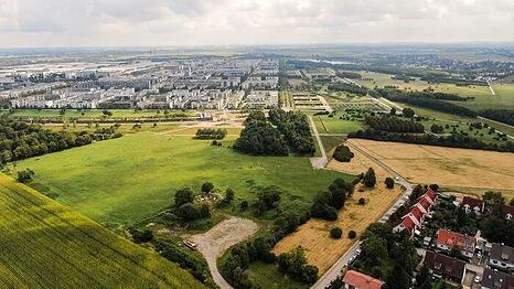 Riesen-Projekt im Stadtbezirk Trudering-Riem. Auf diesen Fl&auml;chen soll der f&uuml;nfte Bauabschnitt der Messestadt Riem entstehen. Die Drohnenaufnahme zeigt den mittleren Teil des Projektgebiets. Der Blick geht von Westen nach Osten &uuml;ber Kirchtrudering zur Messestadt.