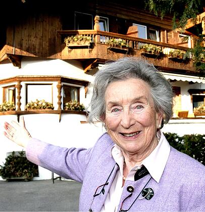 Gertraud Gruber vor ihrer Sch&ouml;nheitsfarm.