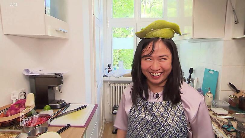 "Hat mein Vater immer für uns Kinder gemacht": Thanh mit einem Hut aus Pomelo-Schalen. "Hat mein Vater immer für uns Kinder gemacht": Thanh mit einem Hut aus Pomelo-Schalen.