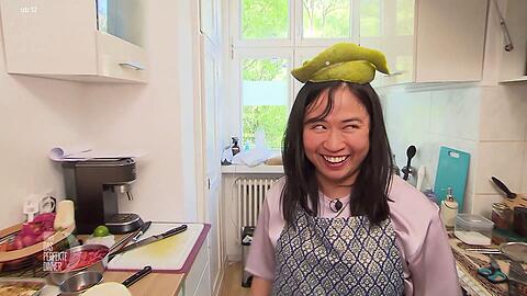 "Hat mein Vater immer f&uuml;r uns Kinder gemacht": Thanh mit einem Hut aus Pomelo-Schalen.
