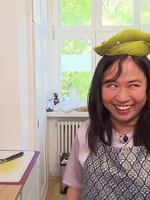 "Hat mein Vater immer f&uuml;r uns Kinder gemacht": Thanh mit einem Hut aus Pomelo-Schalen.