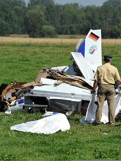 Aus unbekannter Ursache ist das einmotorige Sportflugzeug kurz nach dem Start vom Flugplatz Günzburg auf einem Feld abgestürzt. Beide Insassen kamen ums Leben.