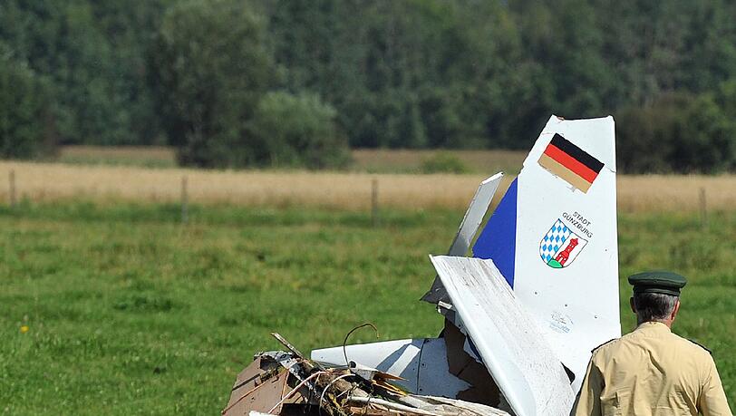 Aus unbekannter Ursache ist das einmotorige Sportflugzeug kurz nach dem Start vom Flugplatz Günzburg auf einem Feld abgestürzt. Beide Insassen kamen ums Leben. Aus unbekannter Ursache ist das einmotorige Sportflugzeug kurz nach dem Start vom Flugplatz Günzburg auf einem Feld abgestürzt. Beide Insassen kamen ums Leben.
