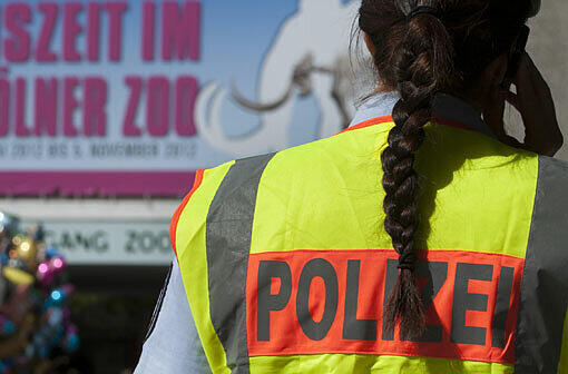 Polizei-Aufgebot im Kölner Zoo: Ein Tiger hatte seine Pflegerin angefallen und war daraufhin erschossen worden.