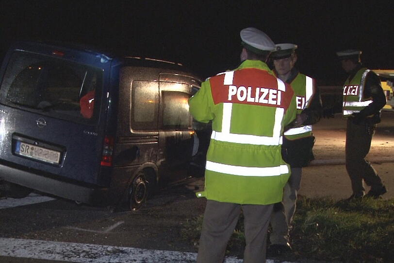 Ein 44-Jähriger versucht, seine Ex-Freundin zurück zu gewinnen &ndash; und scheitert. Bei einem heftigen Streit tötet er die 31-Jährige. Danach rast er in Selbstmordabsicht gegen die Leitplanke.