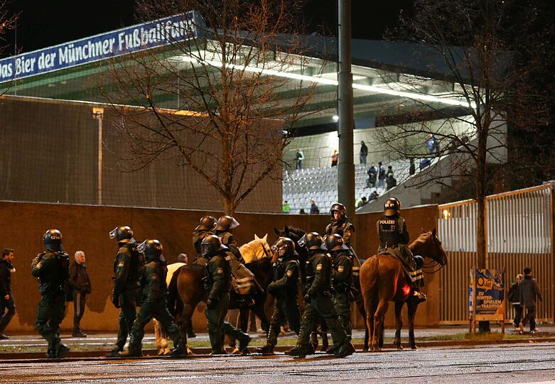 Derby-Time im Grünwalder Stadion: Am Mittwochabend traf der TSV 1860 II auf den FC Bayern II: Bengalische Feuer wurden sowohl von den 1860- als auch von den Bayern-Fans abgebrannt.