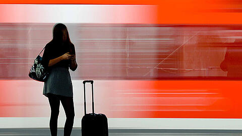 Im Tarifstreit zwischen Lokführern und Deutscher Bahn ist weiter kein Ende abzusehen. Zumindest am Wochenende dürften die Züge planmäßig fahren.