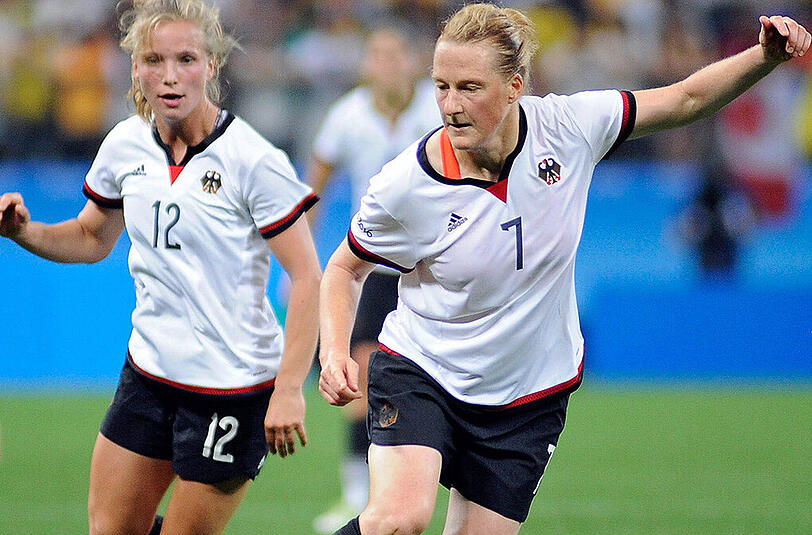 Melanie Behringer vom FC Bayern - links Tabea Kemme - erzielte das Siegtor für die DFB-Frauen gegen China.