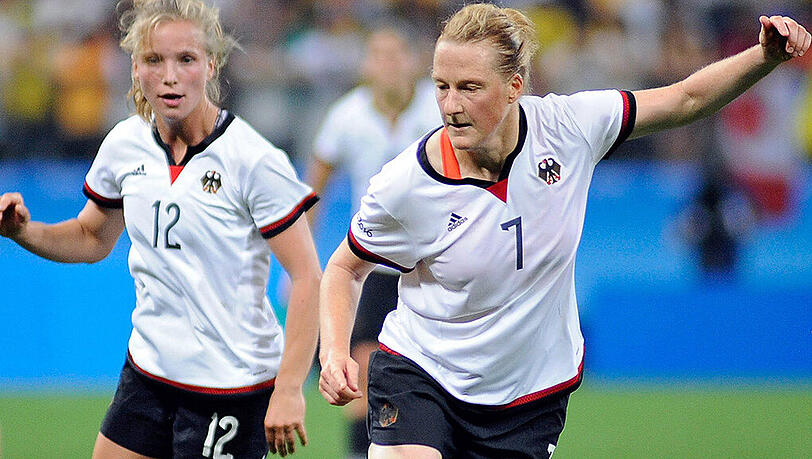 Melanie Behringer vom FC Bayern - links Tabea Kemme - erzielte das Siegtor für die DFB-Frauen gegen China. Melanie Behringer vom FC Bayern - links Tabea Kemme - erzielte das Siegtor für die DFB-Frauen gegen China.