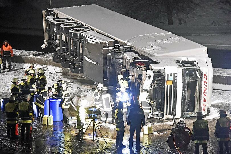 Der Lkw lag über zwei Fahrstreifen verteilt, der Sattelauflieger war ins Schleudern geraten und umgekippt.