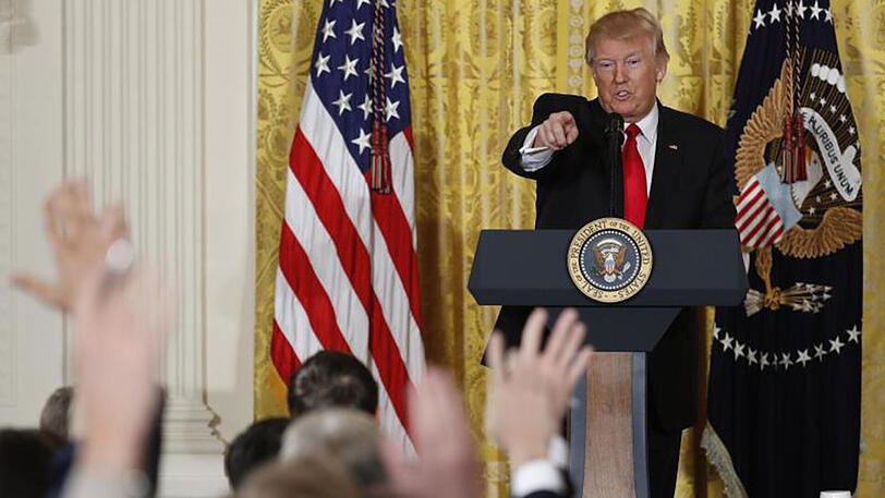US-Präsident Donald Trump ruft während einer Pressekonferenz einen Reporter auf.