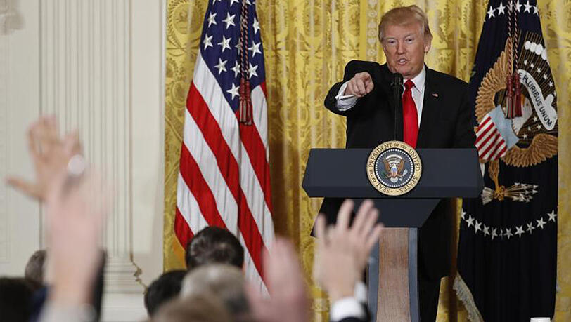 US-Präsident Donald Trump ruft während einer Pressekonferenz einen Reporter auf. US-Präsident Donald Trump ruft während einer Pressekonferenz einen Reporter auf.