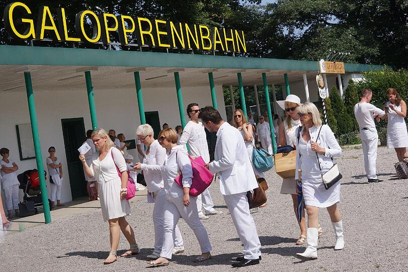 Die Bilder vom White Dinner am Sonntag in Riem.