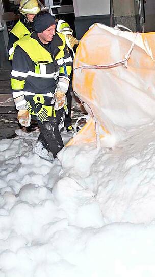 Bilder vom Feuerwehreinsatz in der Schwabinger Hesseloherstraße. Hier geriet Dämmmaterial in Brand, die Einsatzkräfte waren stundenlang im Einsatz.