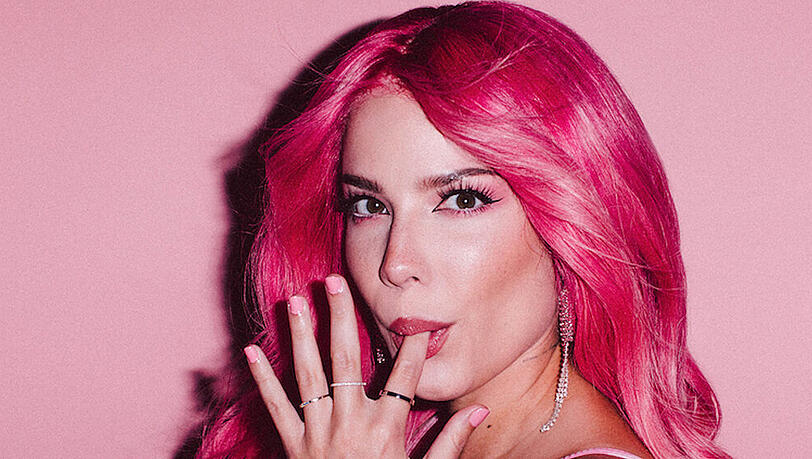 US-Sängerin Halsey mit pinker Perücke US-Sängerin Halsey mit pinker Perücke